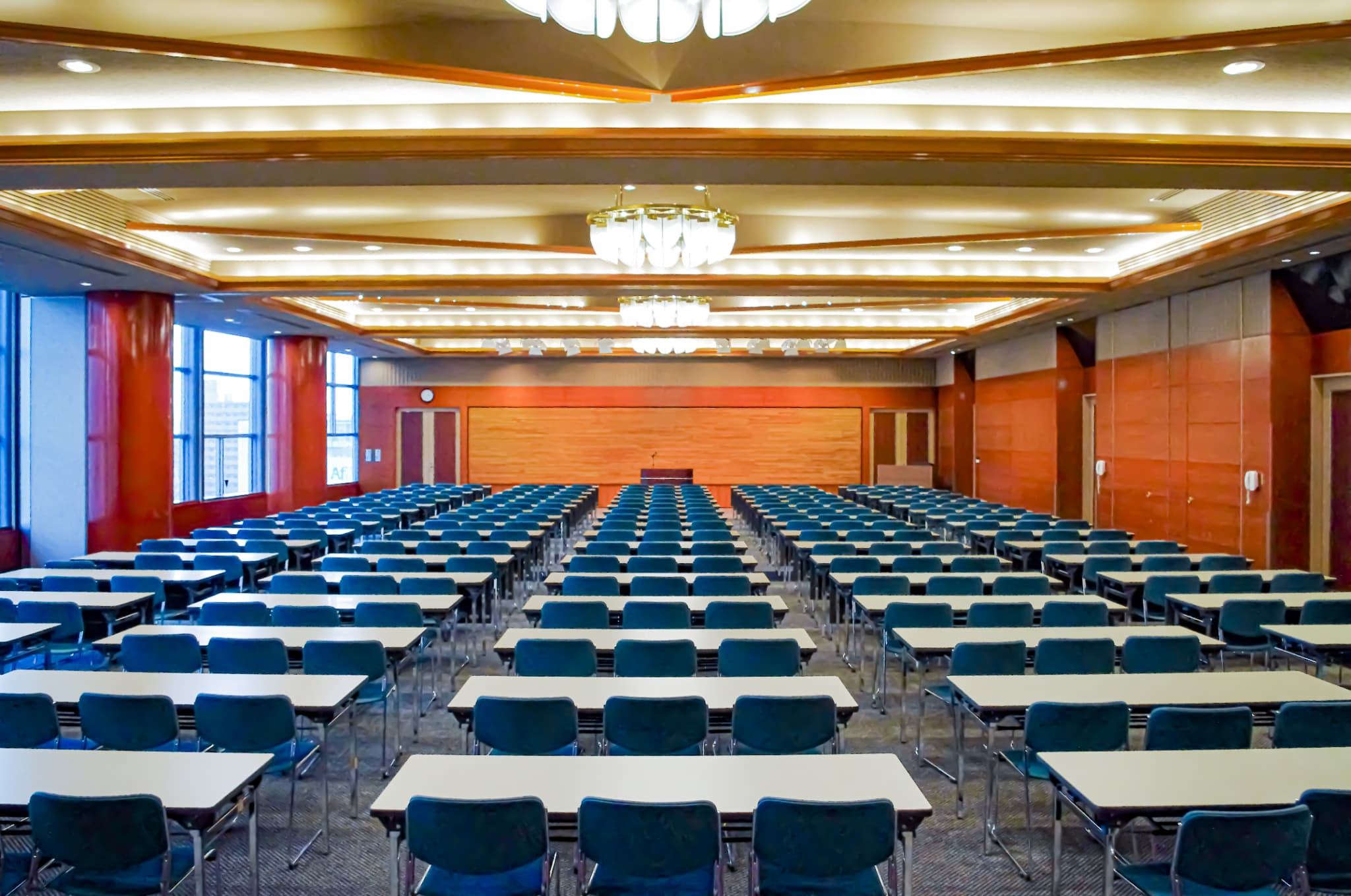 少人数から、最大285名まで収容可能な会議室が全14室